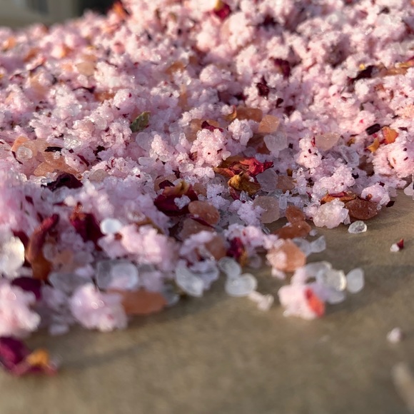 Small Batch Rosé Bath Salts 🌹32oz - Picture 2 of 5